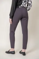 Pantalón gris de corte recto, tipo calza, con cintura alta tipo faja.