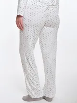 Pantalón de dormir de corte recto y calce relajado, confeccionado en viscosa con elastano de tacto suave. Presenta cintura elastizada para mayor comodidad y fluidez en la caída.