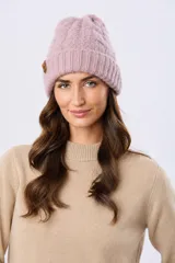 Gorro tejido de punto con diseño de ochos, vuelta en el borde y detalle de etiqueta lateral.