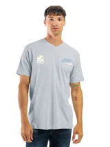 Remera de algodón preencogido color celeste, con cuello en V y estampado frontal inspirado en la obra "La gran ola de Kanagawa". El estampado incluye una ola, el texto "Kanagawa Oki Nami Ura" y "ca. 1830-32".