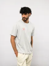 Remera de manga corta color blanco con cuello redondo. Presenta un pequeño logo circular de Umbro estampado en el pecho con la leyenda 'Born to Play'.