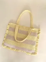 Bolso tipo tote tejido a crochet con hilo de algodón color marrón y crudo, con diseño a rayas horizontales y volados en los bordes.