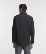 Camisa de corte regular confeccionada en microfibra, con cuello inglés, manga larga y cierre frontal abotonado. Presenta un diseño liso y minimalista, ideal para un estilo formal o de oficina.