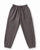 Pantalón jogger de tiro medio color gris oscuro, con cintura elastizada y cordón ajustable del mismo tono. Presenta bolsillos laterales y puños elásticos en los tobillos.