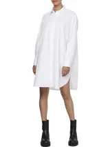 Vestido camisero de corte oversize confeccionado en algodón orgánico. Presenta cuello inglés, cierre frontal de botones, mangas largas con puños abotonados y largo hasta la rodilla. Incluye el logo de la marca bordado en el puño.