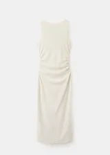 Vestido midi color beige de silueta slim, sin mangas y con cuello barca. Presenta frunces sutiles en los laterales de la cintura.