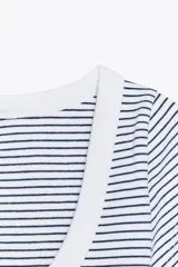 Camiseta negra de algodón con escote redondo y mangas cortas.