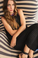 Vestido largo tejido en hilo de algodón con calado, color negro con detalles en celeste y naranja.