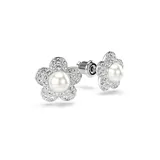 Pendientes de botón con diseño de flor, elaborados con baño de rodio, centro de perla de cristal y pétalos adornados con pavé de cristales.