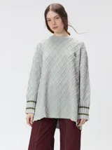 Sweater gris de punto con diseño de rombos, cuello redondo y mangas largas. Cuenta con puños largos acanalados con rayas horizontales en color verde militar y un pequeño logo bordado en el pecho.