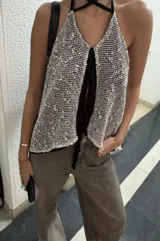 Top reversible de corte suelto y fluido, con tiras cruzadas al cuello y abertura frontal.
