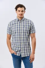 Camisa de manga corta con estampado a cuadros en tonos azules, blancos y verdes, con cuello abotonado y bolsillo en el pecho.