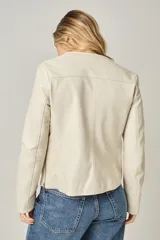 Campera clásica de cuero ovino color beige claro, con cuello a la base, cierre frontal y bolsillos laterales con cierre. Presenta costuras verticales que estilizan la silueta.