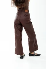 Pantalón de cuero color chocolate, de tiro medio-alto y corte recto.