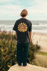 Remerón negro con efecto lavado y estampado en la espalda con la inscripción "Classy Waves" en color naranja.