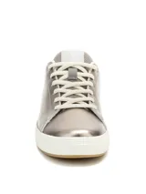 Championes urbanos Cat modelo Imply, confeccionados en cuero metalizado de color gris, con cordones blancos, suela de goma blanca y detalles de costuras pespuntadas.