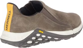 Zapato Merrell Jungle Moc 2.0 para hombre, color marrón topo, sin cordones, con capellada de gamuza, doble elástico para facilitar la postura, forro de malla reciclada, plantilla de espuma EVA reciclada, amortiguación Merrell Air Cushion+ y suela Vibram.