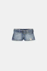 Shorts mini de tiro bajo confeccionados en denim azul con efecto desgastado y roturas. Presenta trabillas, bolsillos delanteros y un cinturón ancho integrado del mismo tejido con hebilla metálica.