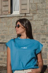 Musculosa reversible color azul piedra de algodón interlock, con diseño sin mangas y estampado en serigrafía en el frente.