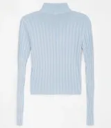 Polera color camel de punto acanalado, con cuello alto y mangas largas.