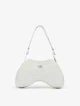 Bolso de hombro Diesel con diseño asimétrico inspirado en mandos de videojuegos. Presenta un acabado brillante, cierre superior con cremallera y detalle metálico esmaltado con el logo Oval D en el frente. Incluye correa ajustable.