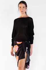 Sweater negro de punto con escote bote y mangas largas de corte holgado.