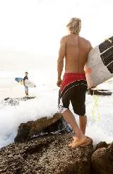 Short de baño tipo boardshort O'Neill modelo Superfreak Y2k, en combinación de colores negro, rojo y blanco, con diseño geométrico y cordón de ajuste en la cintura.
