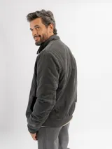Campera de estilo casual color beige, con cierre frontal, cuello alto y puños elásticos acanalados.