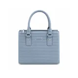 Cartera de mano color celeste, con diseño acolchado de líneas horizontales, doble asa superior y cierre principal.