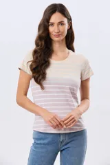 Remera de manga corta y cuello redondo, confeccionada en algodón con diseño de rayas horizontales en tono beige, rosado y azul marino.