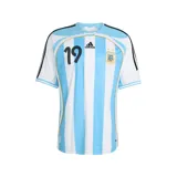Camiseta de fútbol Adidas de la Selección Argentina, modelo Home 2006, con el número 19 en el frente. Diseño a rayas verticales celestes y blancas, con detalles en negro y dorado. Incluye logo de Adidas y escudo de la AFA.