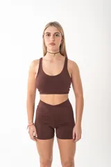 Short deportivo de tiro alto en color negro, con diseño ajustado y logo estampado en la parte posterior de la cintura.