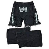 Pantalón de jean estilo baggy fit, color negro, con diseño de costuras visibles y cierres laterales que permiten convertirlo en bermuda. Presenta estampado serigráfico en los laterales.