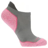 Calcetín deportivo de corte bajo, con diseño bicolor en gris y rosado. Presenta una estructura reforzada en talón y puntera, con tejido transpirable en el empeine.