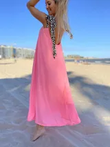 Vestido largo fucsia con breteles finos con estampado animal print.