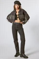 Pantalón de jean negro con tachas plateadas.