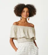 Blusa color beige de hombros descubiertos con volados y bordado floral en el busto.