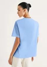 Camiseta verde de algodón de corte recto y mangas cortas.