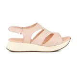 Sandalia de plataforma color rosa claro con tiras de cuero sintético texturizado y ajuste con hebilla.