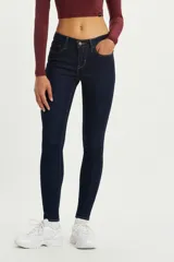 Jean de corte super skinny y tiro medio en color azul oscuro. Presenta costuras en contraste, cierre frontal con botón y cremallera, y diseño de cinco bolsillos.