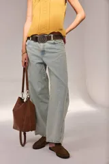 Jean de algodón color celeste claro con lavado acid wash y fit barrel de tiro bajo. Cuenta con bolsillos delanteros y traseros.