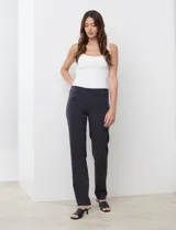 Pantalón de vestir azul marino, marca Zac & Rachel, con pretina con faja interna modeladora y bolsillos rectos delanteros y traseros simulados.