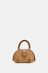 Bolso rígido tipo bandolera de mimbre trenzado en tono natural, con detalles en cuero sintético marrón, asa superior trenzada y cierre metálico dorado.