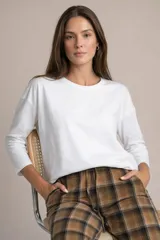 Remerón de algodón y elastano color blanco, de manga larga, cuello redondo y corte holgado.