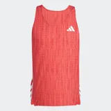Musculosa de running Adidas Adizero, color rojo con estampado sutil en tono más oscuro. Presenta un corte ajustado (slim fit), cuello redondo y las tres franjas blancas características de Adidas en el lateral derecho.