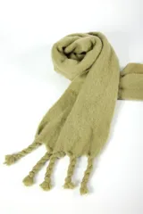 Bufanda color verde oliva de tejido suave con terminaciones en trenzas.