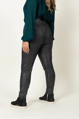 Pantalon tipo legging de tiro alto con estampado geométrico en tonos negro y gris. Confeccionado en tejido elástico que se ajusta a la silueta.