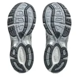 Championes Asics Gel-1130 de color gris y plateado, con detalles en negro, confeccionados en malla transpirable y refuerzos sintéticos. Incorporan tecnología de amortiguación en la suela y el característico diseño lateral de la marca.