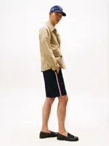 Pantalón corto de corte amplio confeccionado en algodón, con cintura elástica ajustable mediante cordón y bolsillos traseros de parche.