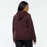 Buzo con capucha color borgoña, con cierre frontal y bolsillos tipo canguro.